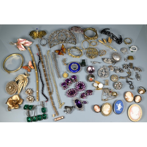 271 - A collection of antique and vintage jewellery items including brooches, various components, rolled g... 