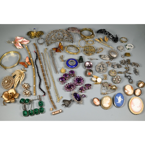 271 - A collection of antique and vintage jewellery items including brooches, various components, rolled g... 