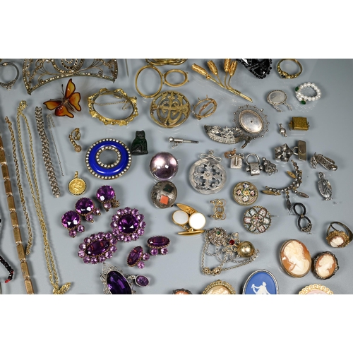 271 - A collection of antique and vintage jewellery items including brooches, various components, rolled g... 