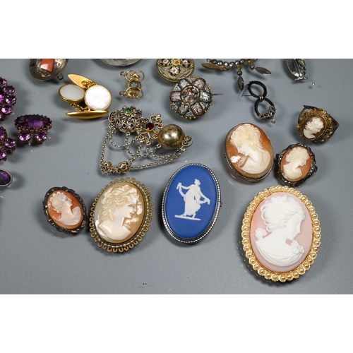 271 - A collection of antique and vintage jewellery items including brooches, various components, rolled g... 