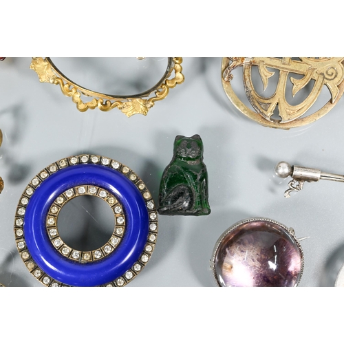 271 - A collection of antique and vintage jewellery items including brooches, various components, rolled g... 