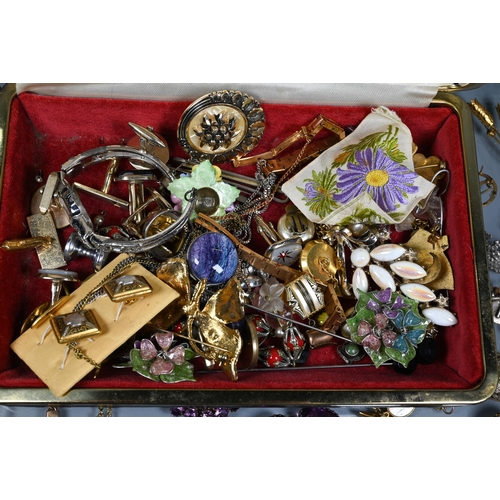 271 - A collection of antique and vintage jewellery items including brooches, various components, rolled g... 