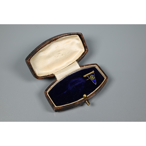 282 - A 9ct pennant stick pin in blue enamel, cased