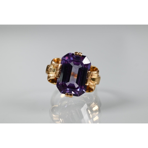 326 - A single stone ring, the rectangular synthetic colour-change sapphire of approx 9.48 carats set yell... 