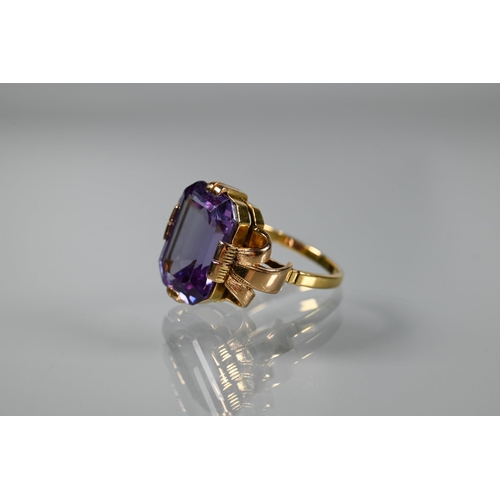 326 - A single stone ring, the rectangular synthetic colour-change sapphire of approx 9.48 carats set yell... 