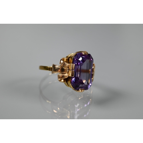 326 - A single stone ring, the rectangular synthetic colour-change sapphire of approx 9.48 carats set yell... 