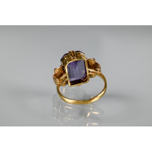 326 - A single stone ring, the rectangular synthetic colour-change sapphire of approx 9.48 carats set yell... 