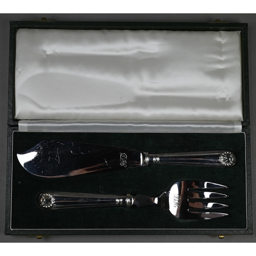 34 - A cased pair of heavy quality silver fish servers with thread and shell loaded handles, Garrard &... 