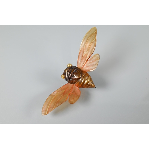 346 - A French Art Nouveau horn winged insect/cicada brooch with outstretched wings, naturalistically carv... 