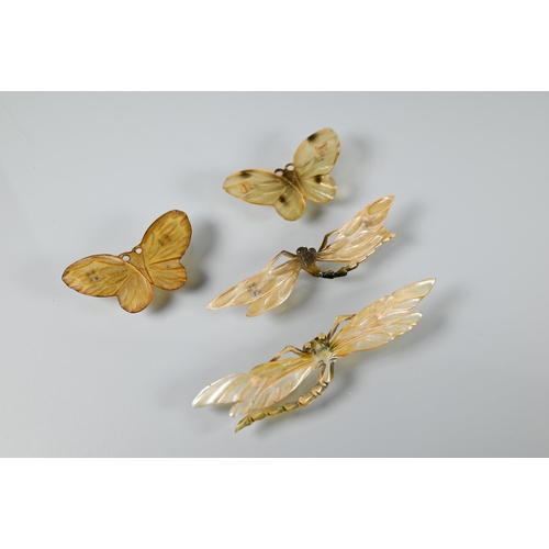 349 - Two French Art Nouveau horn dragonfly brooches, realistically carved with iridiscence, wingspan 11 a... 