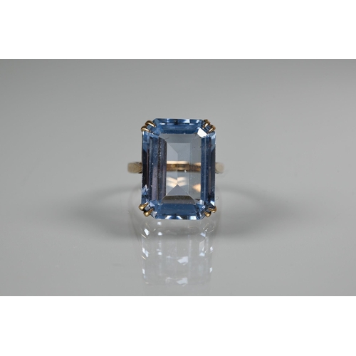 373 - Five various rings - rectangular synthetic aquamarine in 9ct setting; 9ct bombe style ring with emer... 