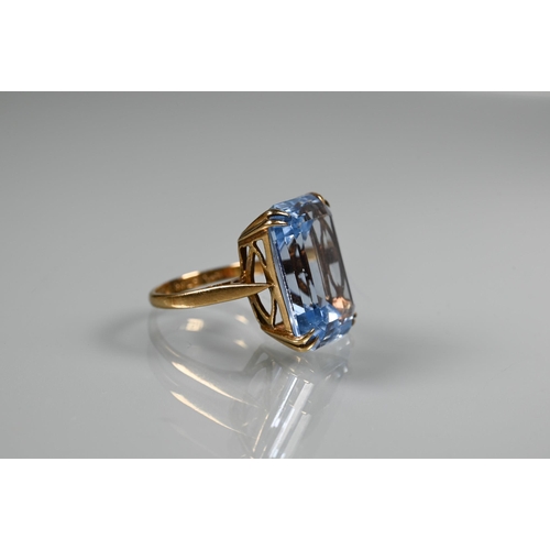 373 - Five various rings - rectangular synthetic aquamarine in 9ct setting; 9ct bombe style ring with emer... 