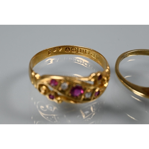 377 - A single stone diamond ring, in 9ct yellow gold mount, size G; an antique 18ct yellow gold ruby and ... 