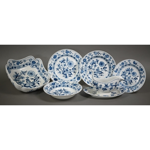 551 - AMENDED ESTIMATE A Meissen Onion pattern matched dinner service, 42 pieces