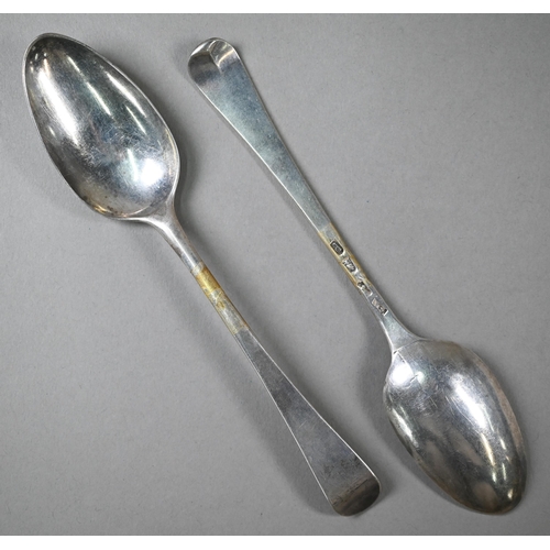 77 - A pair of Queen Anne silver rat-tail spoons, Thomas Sadler, London 1713, 20 cm long, to/w a George I... 