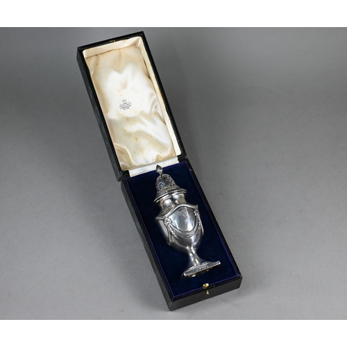82 - An Edwardian cased silver Adam Revival sugar caster of urn form, Haseler Brothers, London 1904, 7.1 ... 