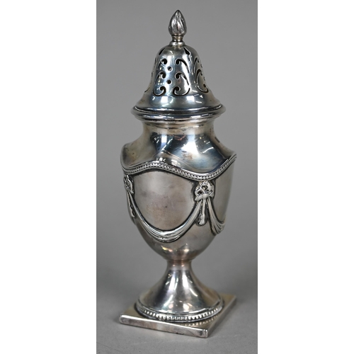 82 - An Edwardian cased silver Adam Revival sugar caster of urn form, Haseler Brothers, London 1904, 7.1 ... 