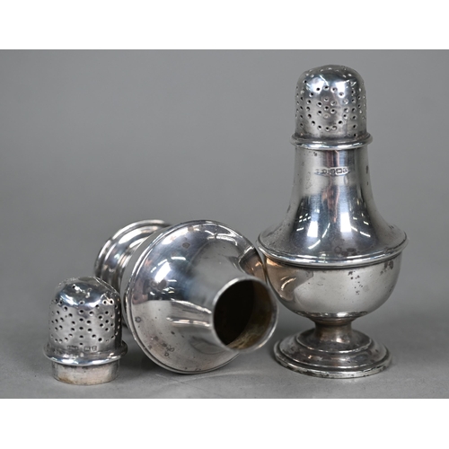 84 - A pair of Edwardian silver baluster peppers, Sheffield 1909, to/w a small pair of toast racks, Sheff... 