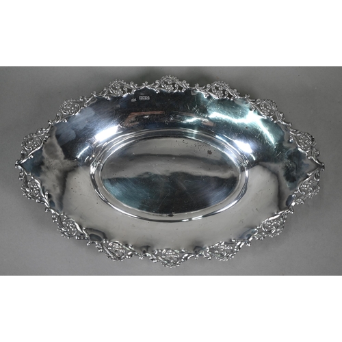 95 - A late Victorian silver oval bread-dish with scrolling pierced border, Robert Pringle & Sons, Lo... 