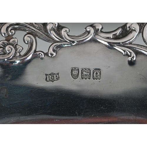 95 - A late Victorian silver oval bread-dish with scrolling pierced border, Robert Pringle & Sons, Lo... 