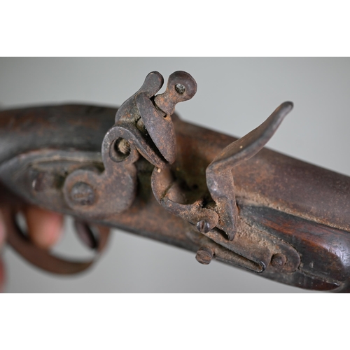 1001 - A 19th century Ottoman percussion pistol with 20 cm barrel, swivel ram rod and walnut fullstock with... 