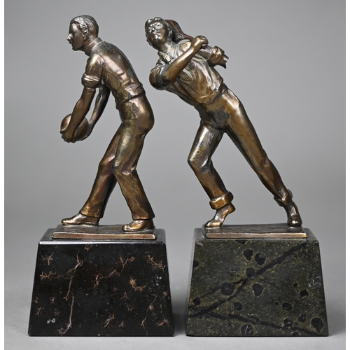 1015 - Two vintage bronzed figures of sportsmen - bowler and tennis-player, on marble plinths, 15 cm high, ... 