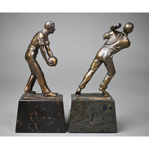 1015 - Two vintage bronzed figures of sportsmen - bowler and tennis-player, on marble plinths, 15 cm high, ... 