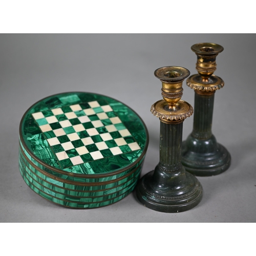 1019 - A pair of Empire candlesticks with gilt metal sockets and capitols, on turned and fluted green onyx ... 