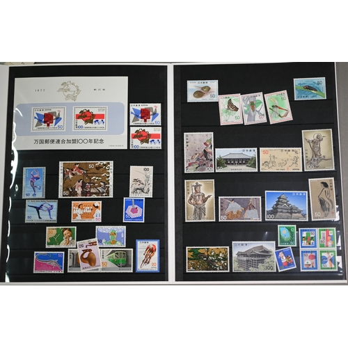 913 - A quantity of commemorative first day covers and postage stamps, to/w Stanley Gibbons packages and p... 