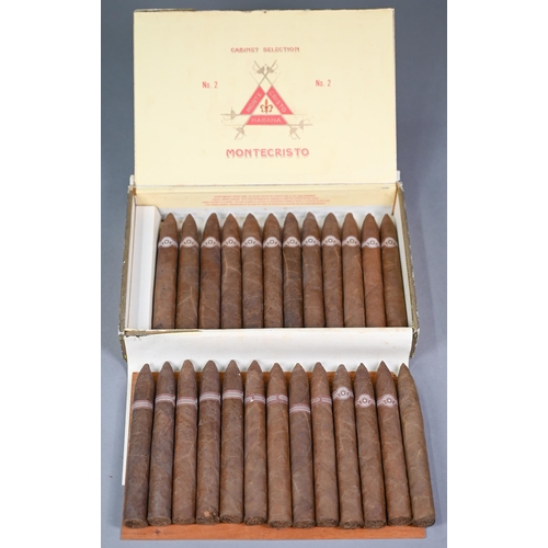 956 - A box of 25 Montecristo No. 2 (Havana) cigars