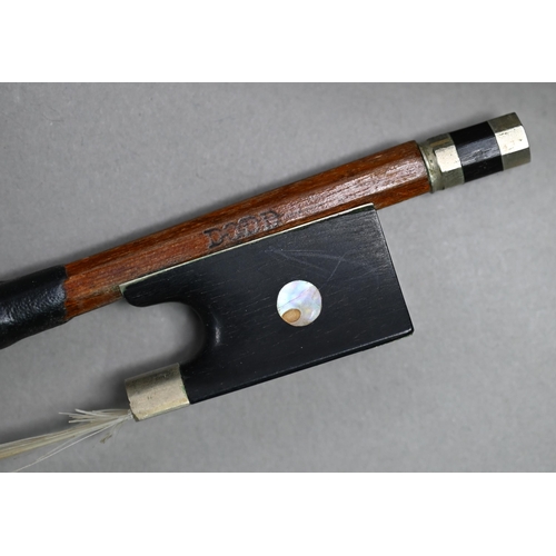 976 - A violin bow stamped 'Dodd', 73 cm long, to/w an antique wooden violin case