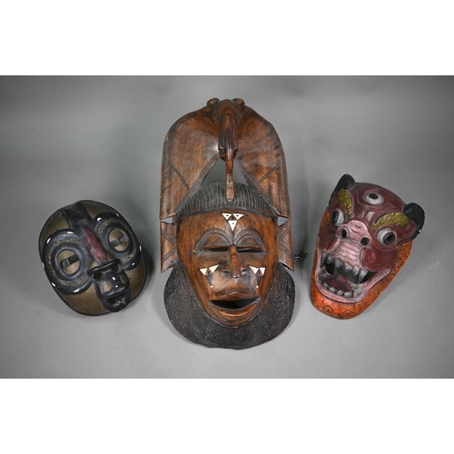 996 - An African tribal mask with bone inlays, surmounted by elephant head-piece, 56 cm high, to/w an Asha... 