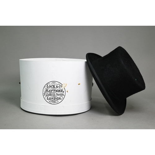 1021A - A modern Locke & Co (St James's, London) 100% fur-felt top hat, size 7⅝ (62), in original box (l... 