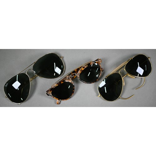 1025 - Ray-Ban - A collection of vintage sunglasses including two pairs Aviator (cased), tortoiseshell (cas... 