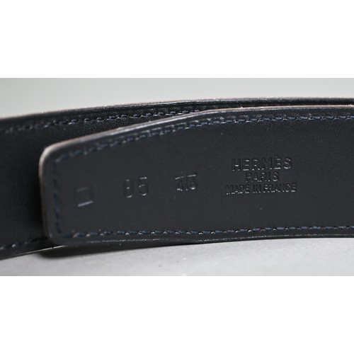 1022 - Hermes - Two reversible leather belts with two 'H' fasteners, fully marked for Hermes, in cloth pouc... 