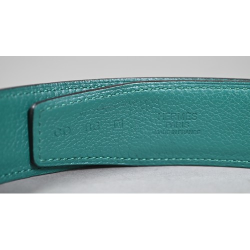 1022 - Hermes - Two reversible leather belts with two 'H' fasteners, fully marked for Hermes, in cloth pouc... 