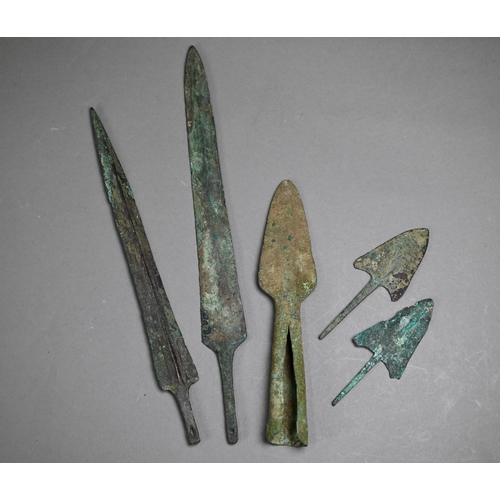 1004 - A Bronze Age sword, the tapering fullered blade with midrib, extending from oval shoulder, with colu... 