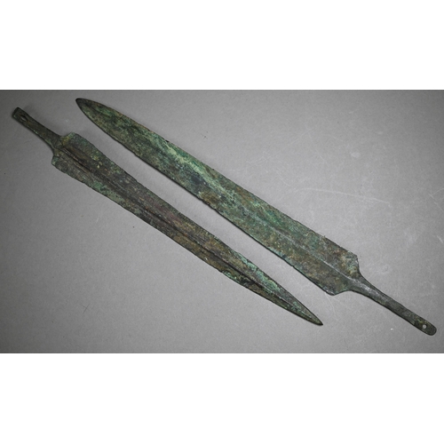 1004 - A Bronze Age sword, the tapering fullered blade with midrib, extending from oval shoulder, with colu... 