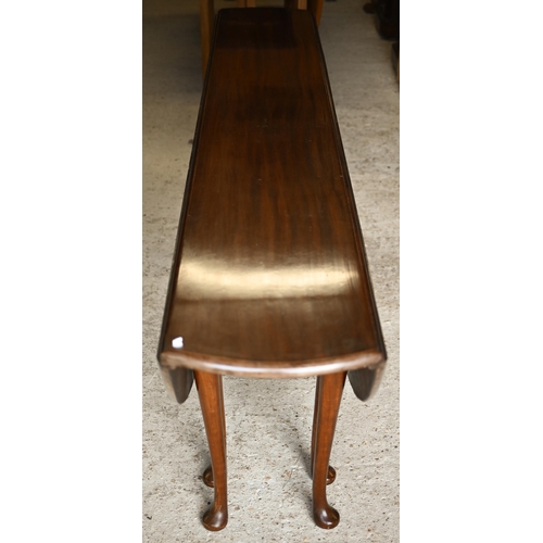 98 - Blanchards of Winchester, a fine quality traditional solid mahogany wake dining table, the oval drop... 