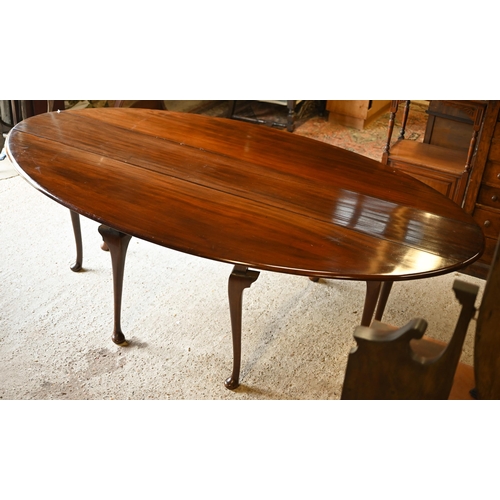 98 - Blanchards of Winchester, a fine quality traditional solid mahogany wake dining table, the oval drop... 