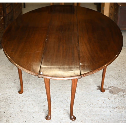 98 - Blanchards of Winchester, a fine quality traditional solid mahogany wake dining table, the oval drop... 