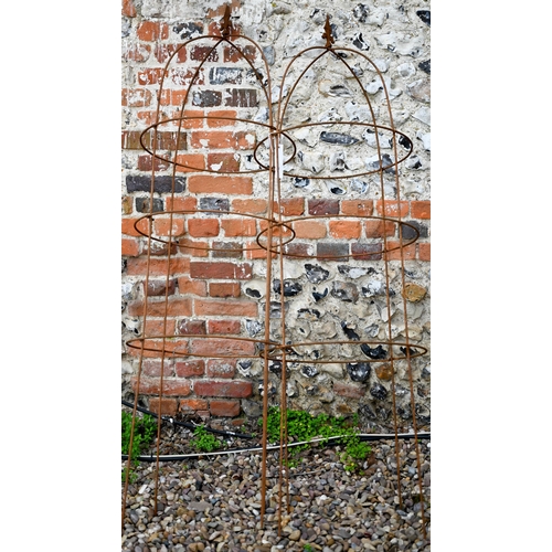 38 - A pair of weathered steel arrow head garden obelisks, approx. 160 cm x 48 cm dia (2)