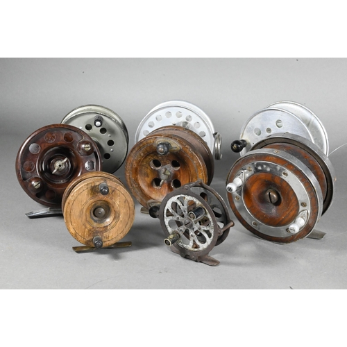 467 - Three vintage wooden centre-pin fishing reels to/w a 'Modernite' reel and four metal reels (8)