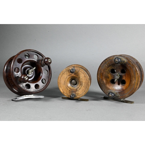 467 - Three vintage wooden centre-pin fishing reels to/w a 'Modernite' reel and four metal reels (8)