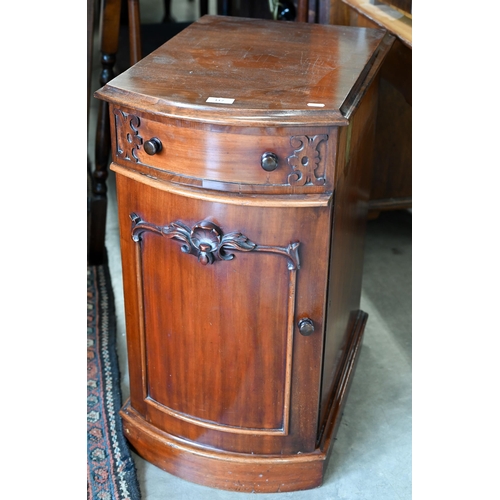 117 - A 19th century mahogany pedestal bedside cabinet, 40 x 54 x 72 cm high