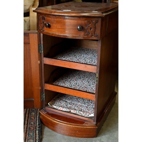 117 - A 19th century mahogany pedestal bedside cabinet, 40 x 54 x 72 cm high