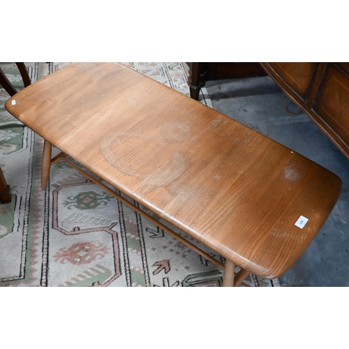 130 - An Ercol mid-century elm and beech coffee table, 105 x 46 x 35 cm high