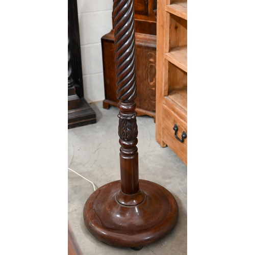 136 - A mahogany turned spiral reeded standard lamp on circular base, 160 cm high