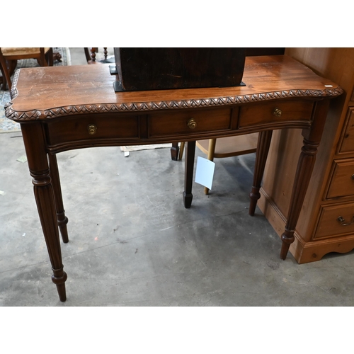 138 - A hardwood serpentine front hall table with three drawers and reeded supports, 100 x 38 x 76 cm high