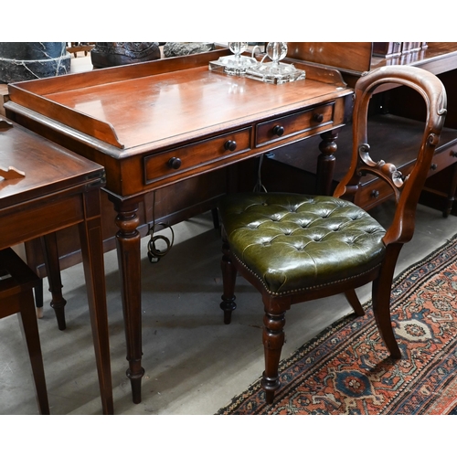 147 - A Victorian mahogany dressing table with two drawers on turned supports, 90 x 54 x 78 cm to/w a Vict... 